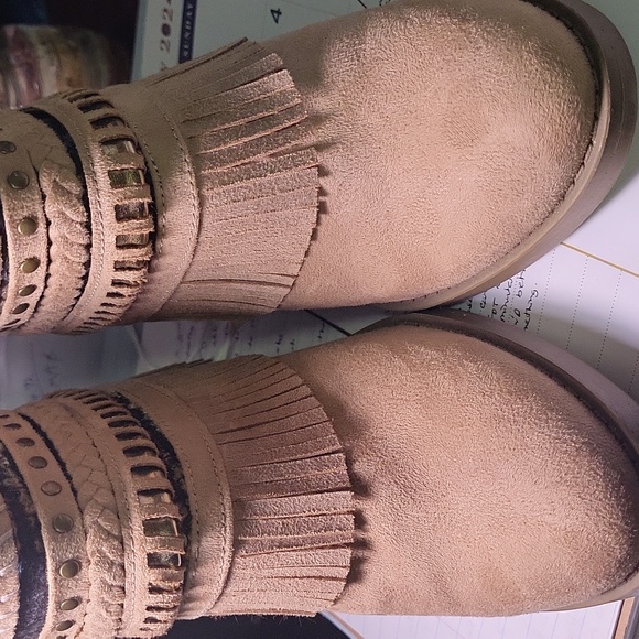 Zipper back tan suede ankle boots - Mudd brand - 7 1/2 - Picture 6 of 6